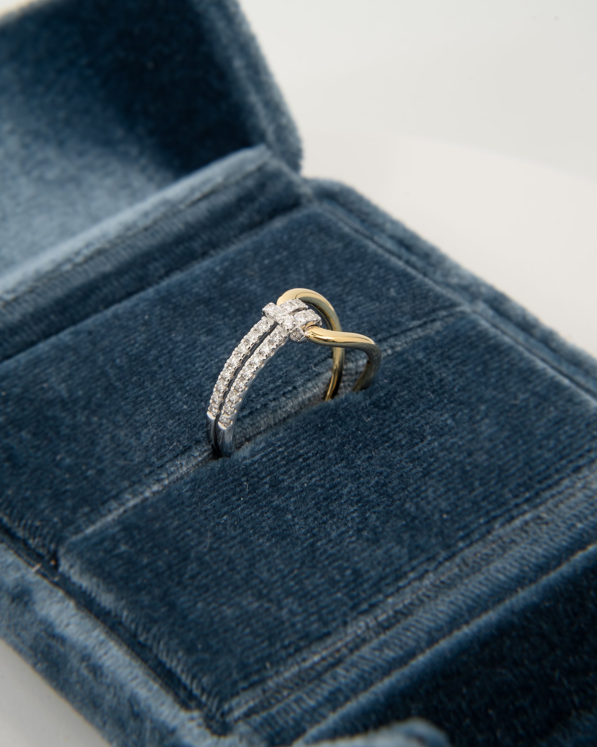 2-tone slip knot ring in 18k gold