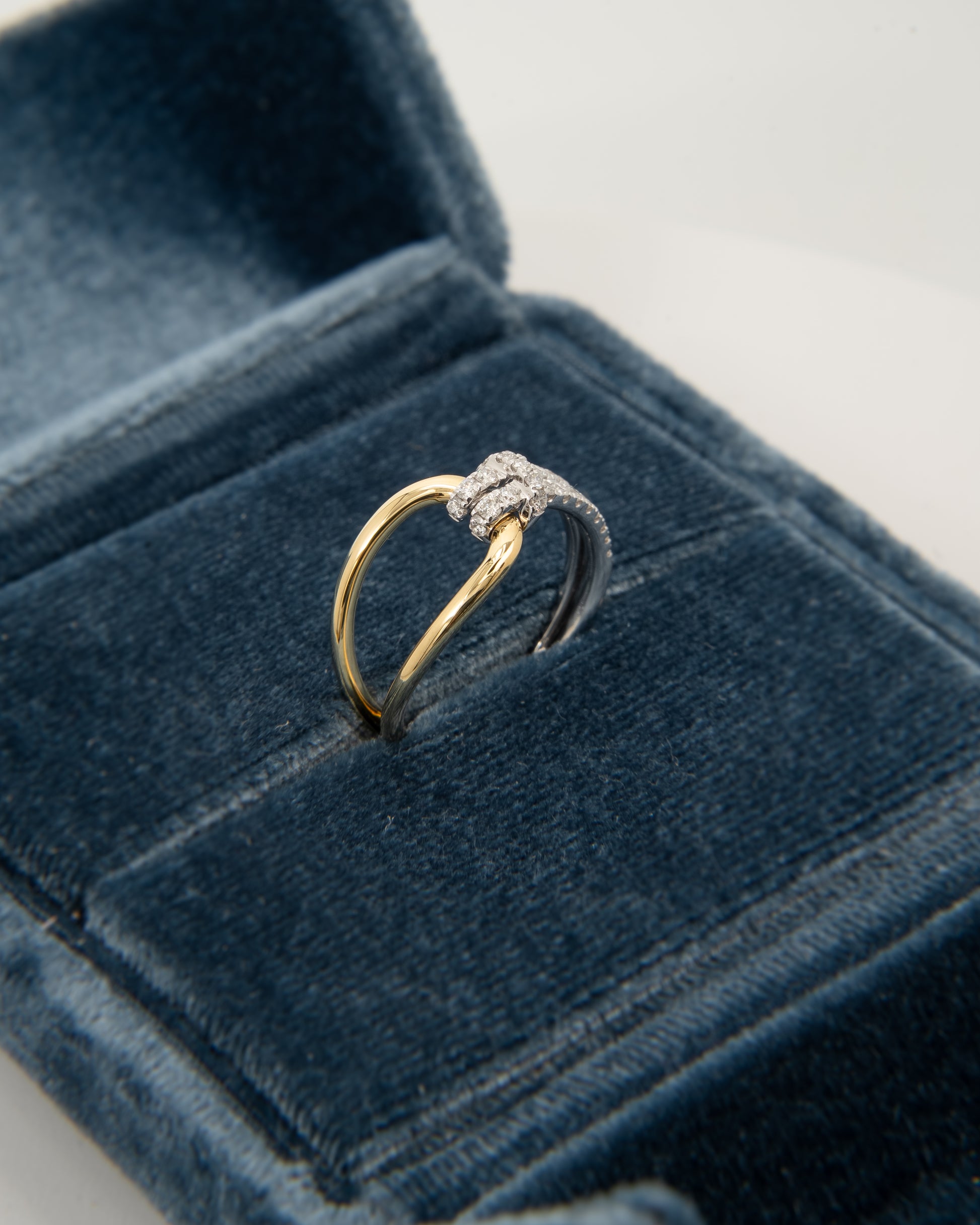 2-tone slip knot ring in 18k gold