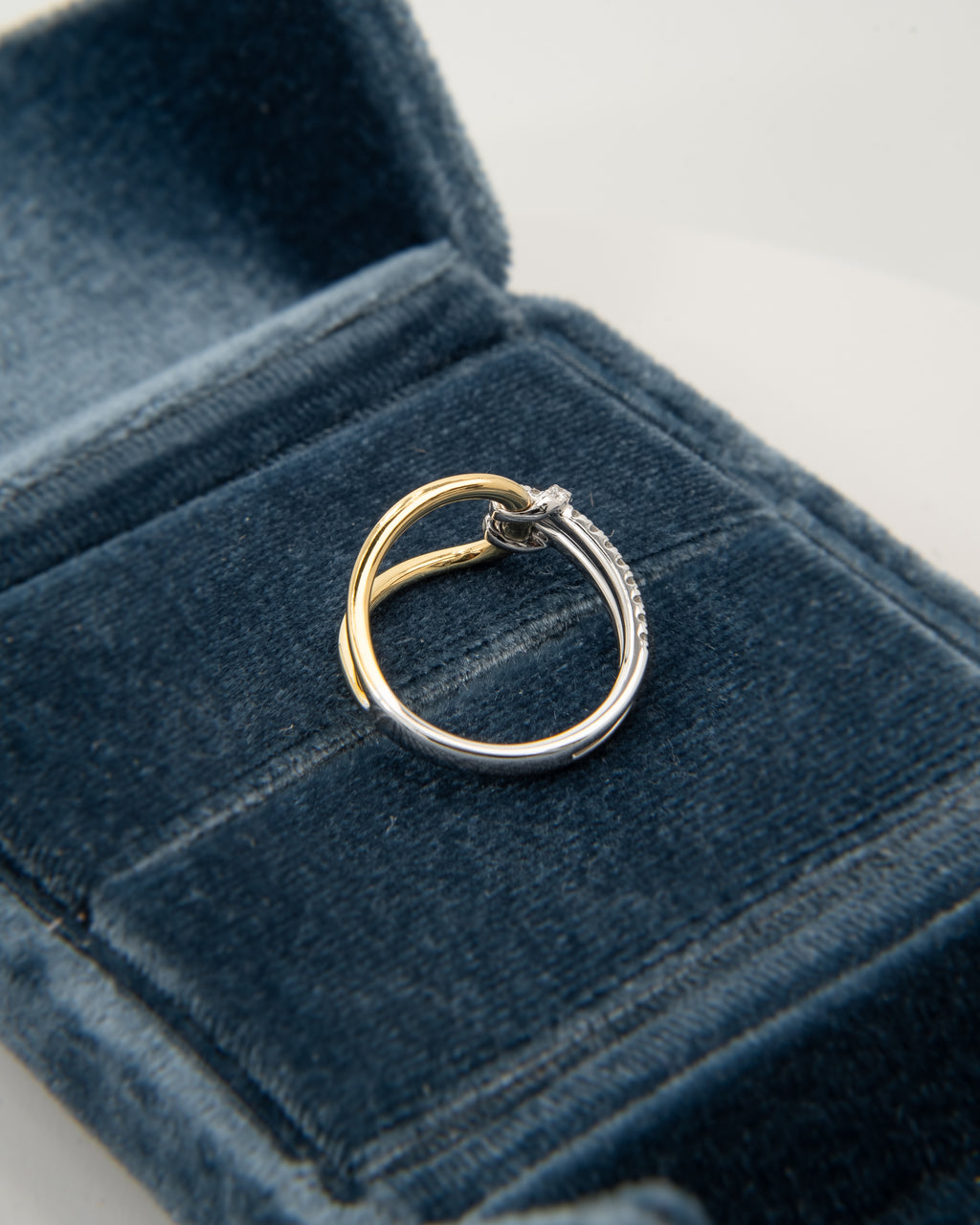 2-tone slip knot ring in 18k gold