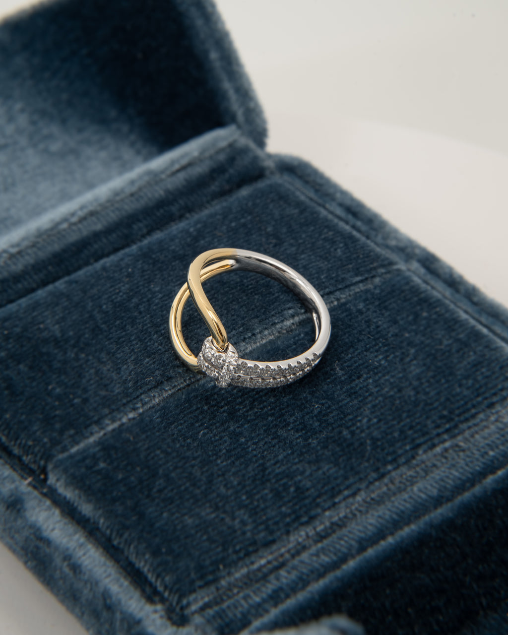 2-tone slip knot ring in 18k gold
