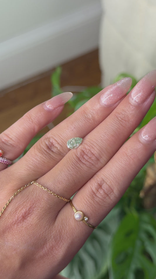 0.99ct fancy green pear VVS2