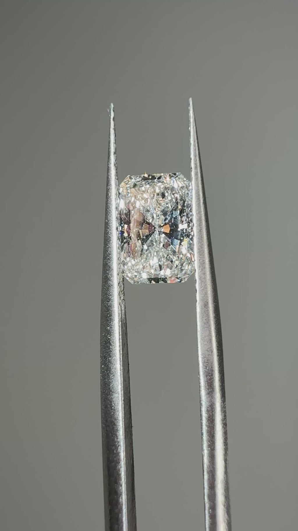 CUSTOM SETTING 1.37 ct radiant G VS1 diamond