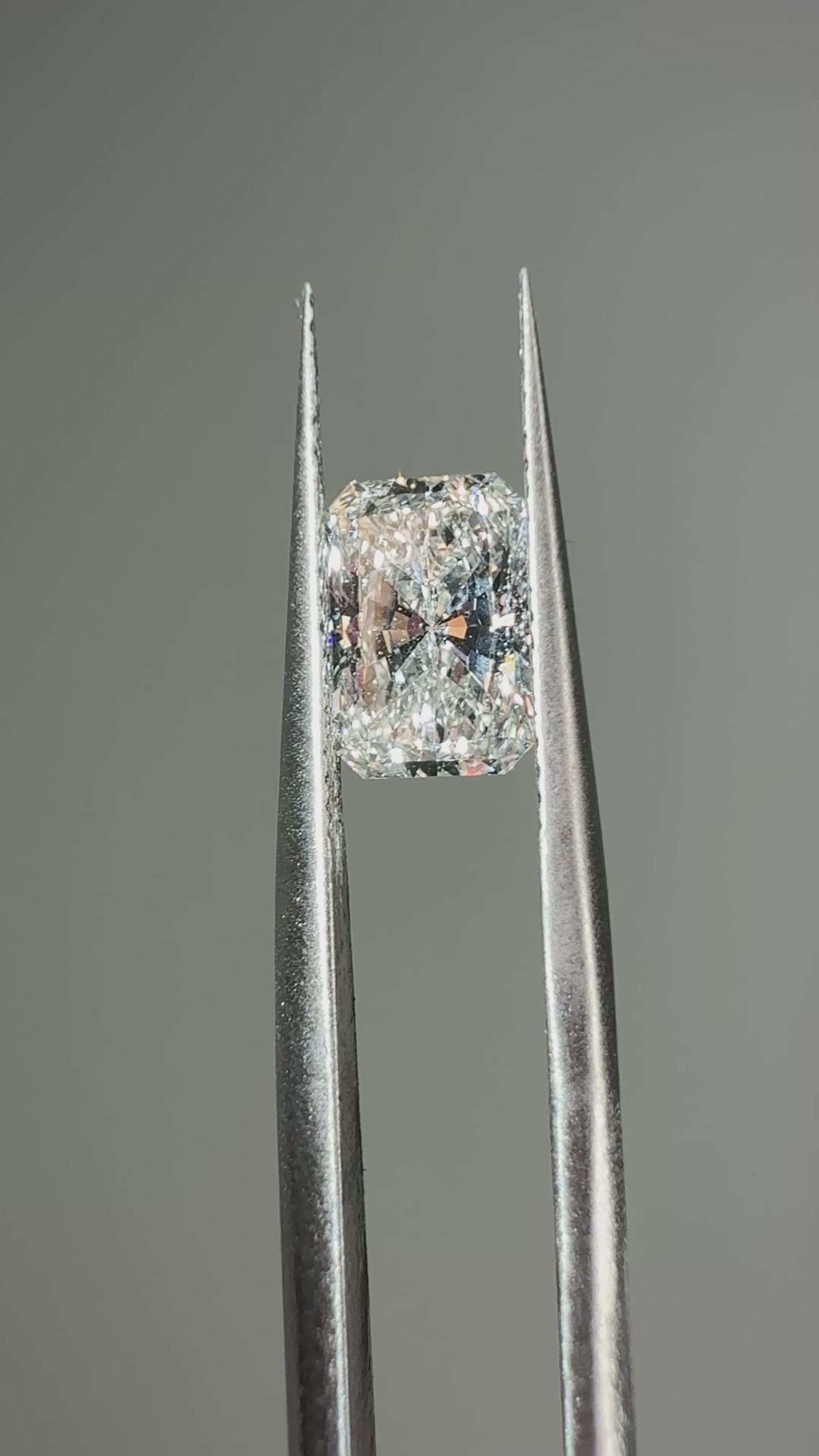 CUSTOM SETTING 1.37 ct radiant G VS1 diamond