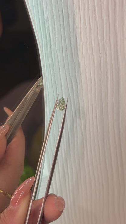 0.99ct fancy green pear VVS2